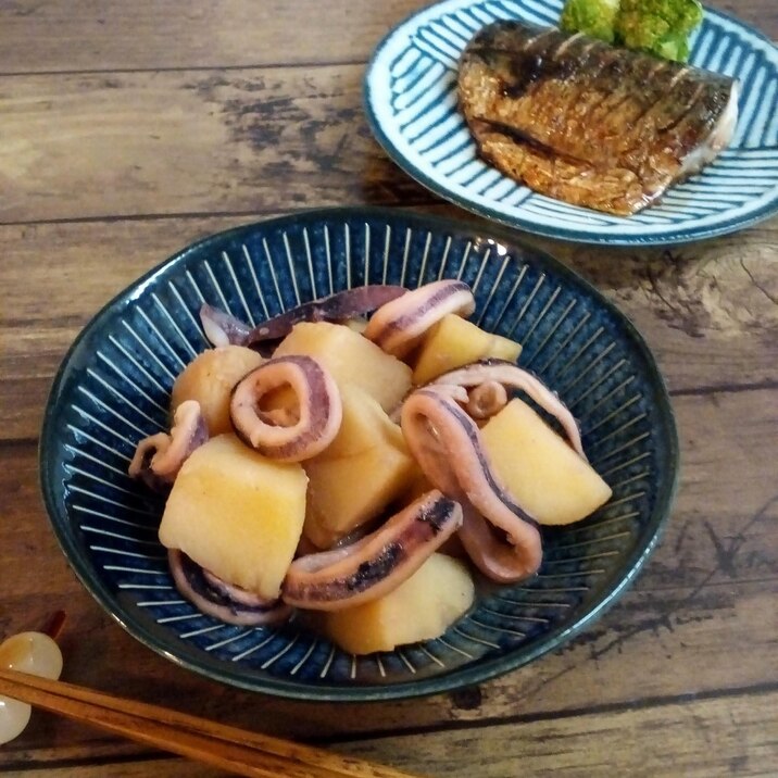 やさしい味にほっとする♡イカとじゃがいもの煮物